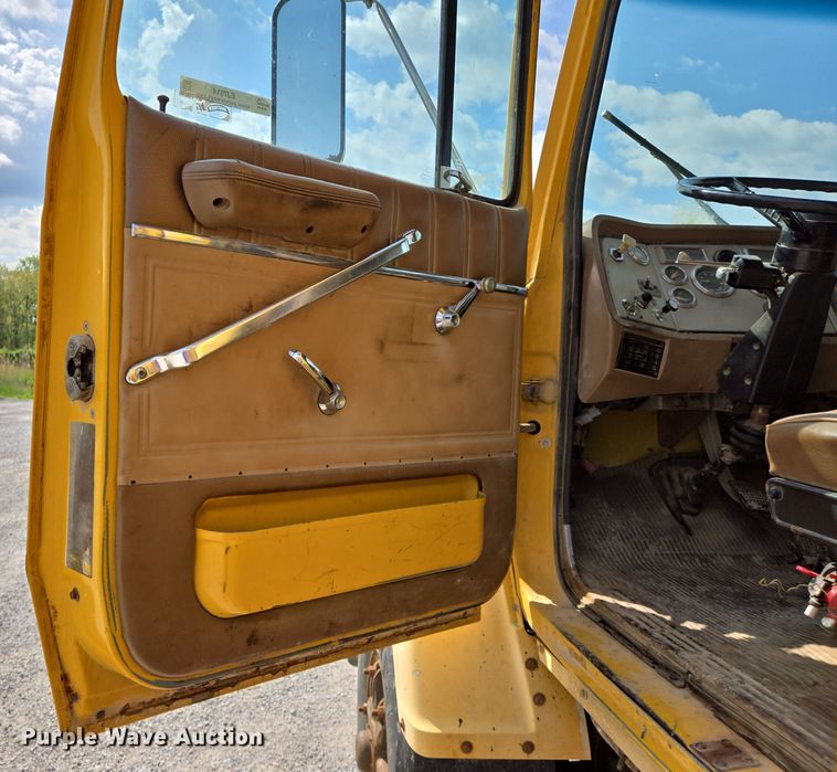 image for item EJ7514 1993 Ford LNT8000 dump truck