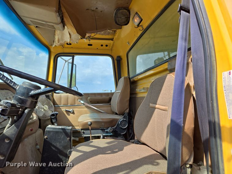 image for item EJ7514 1993 Ford LNT8000 dump truck