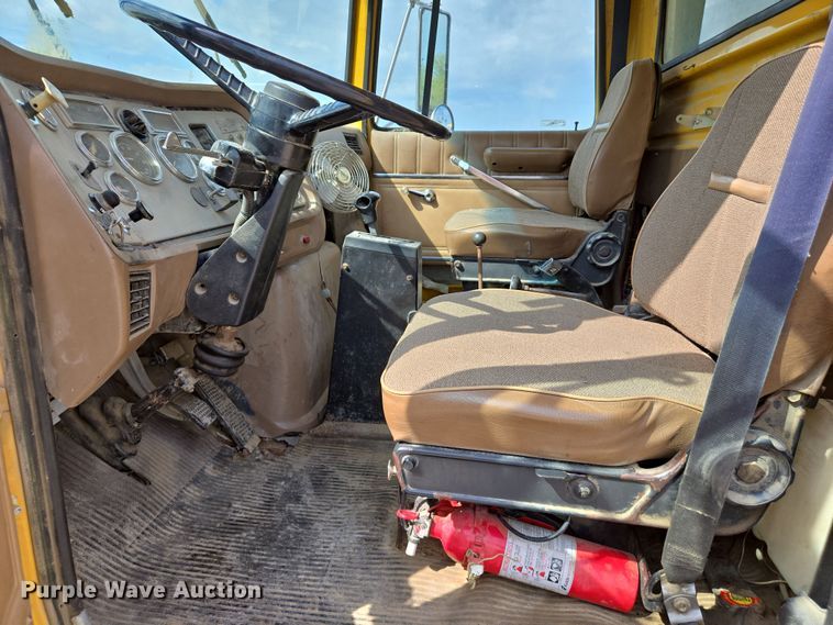 image for item EJ7514 1993 Ford LNT8000 dump truck