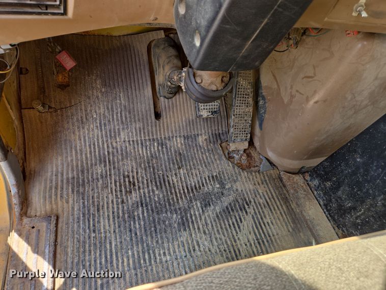 image for item EJ7514 1993 Ford LNT8000 dump truck