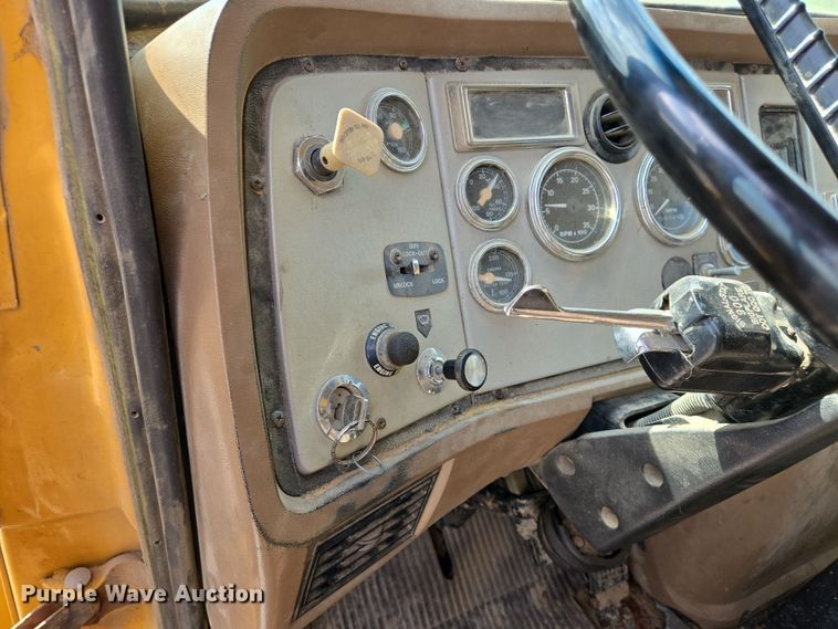 image for item EJ7514 1993 Ford LNT8000 dump truck