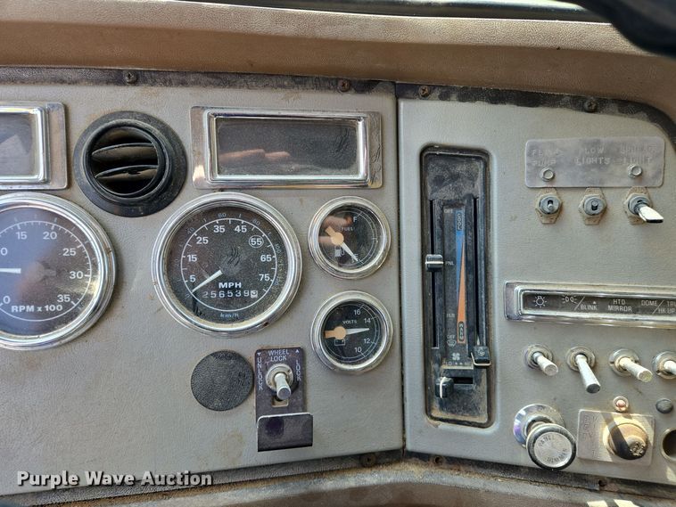 image for item EJ7514 1993 Ford LNT8000 dump truck