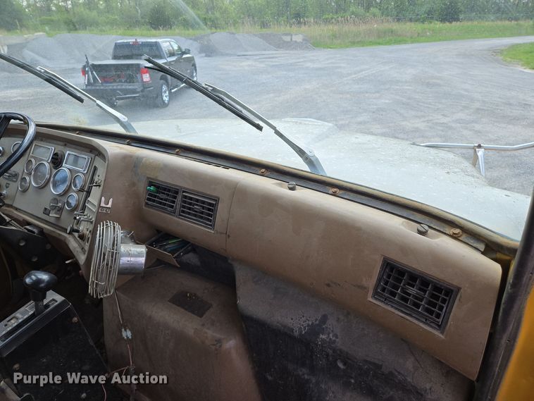 image for item EJ7514 1993 Ford LNT8000 dump truck