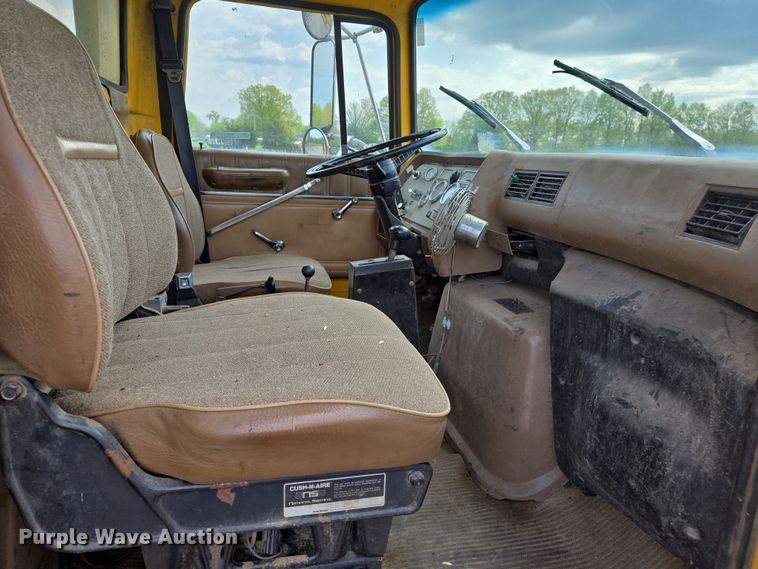 image for item EJ7514 1993 Ford LNT8000 dump truck