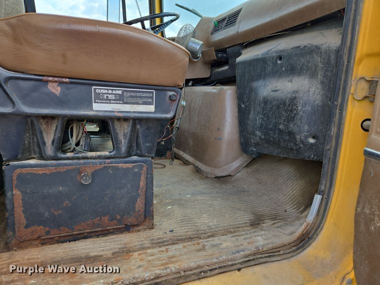 image for item EJ7514 1993 Ford LNT8000 dump truck