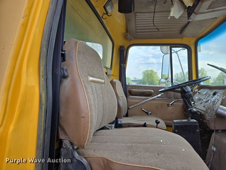 image for item EJ7514 1993 Ford LNT8000 dump truck