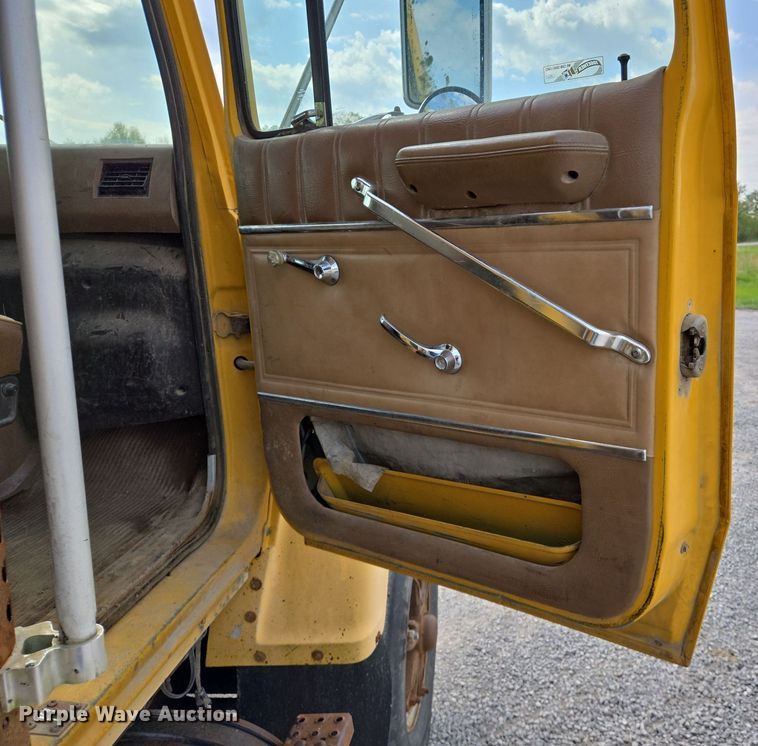 image for item EJ7514 1993 Ford LNT8000 dump truck