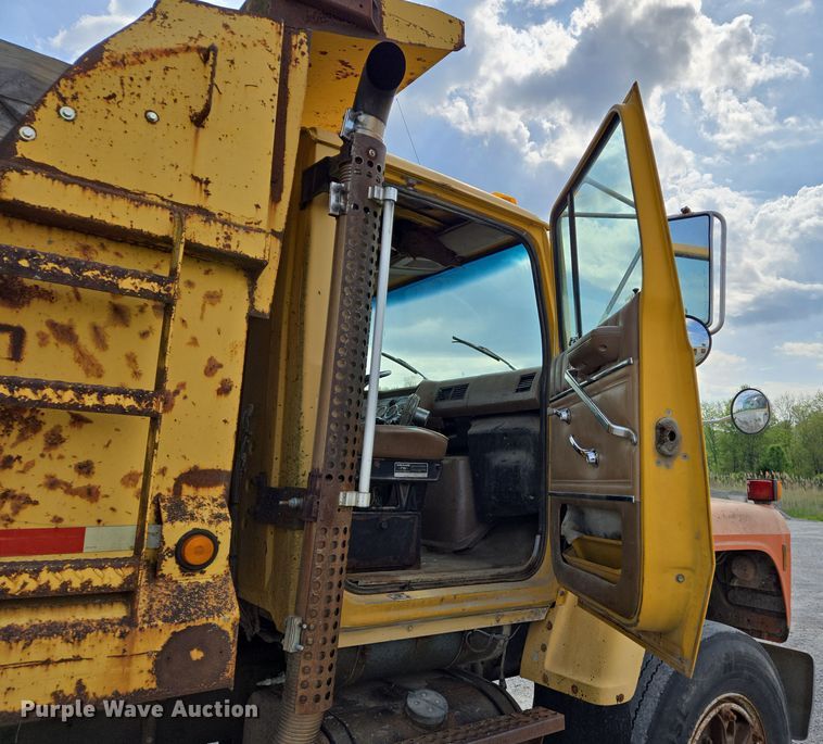 image for item EJ7514 1993 Ford LNT8000 dump truck