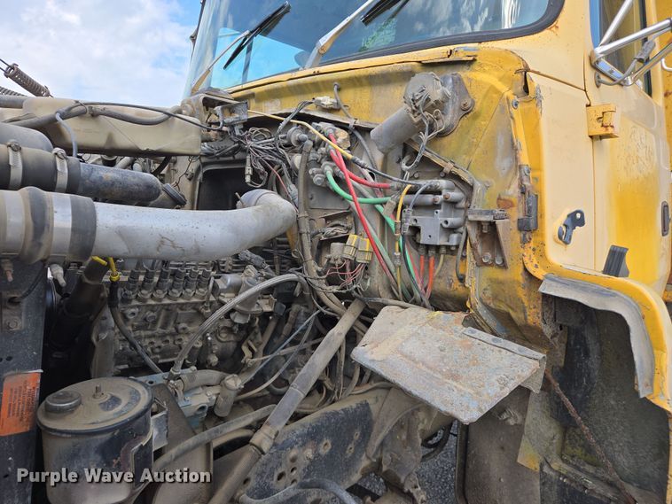 image for item EJ7514 1993 Ford LNT8000 dump truck