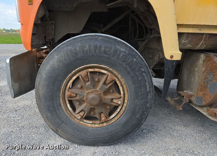 image for item EJ7514 1993 Ford LNT8000 dump truck