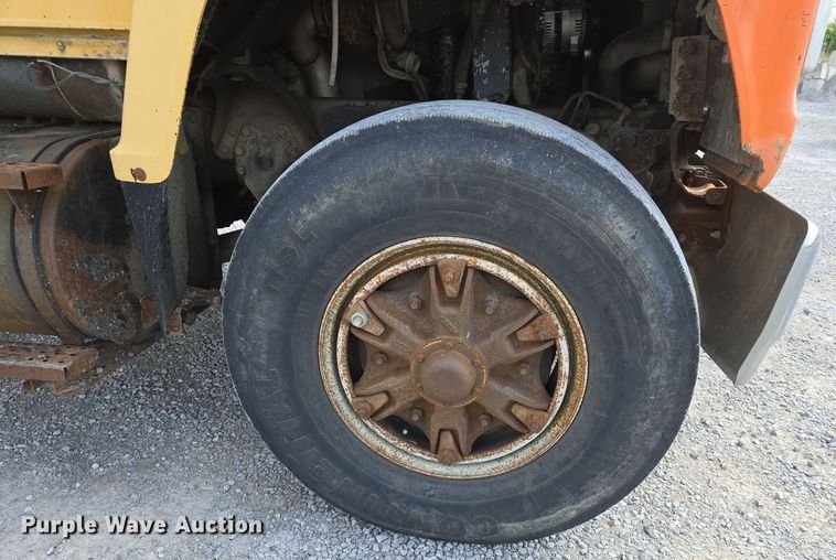 image for item EJ7514 1993 Ford LNT8000 dump truck