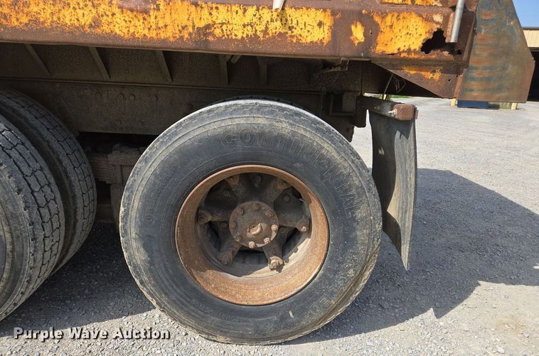 image for item EJ7514 1993 Ford LNT8000 dump truck