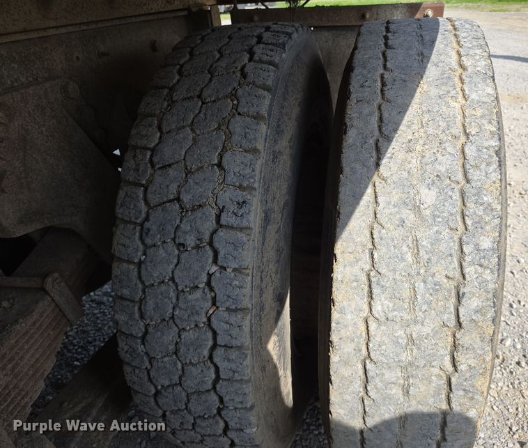 image for item EJ7514 1993 Ford LNT8000 dump truck