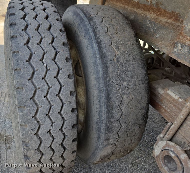 image for item EJ7516 1995 Dorsey 28-DAT end dump trailer