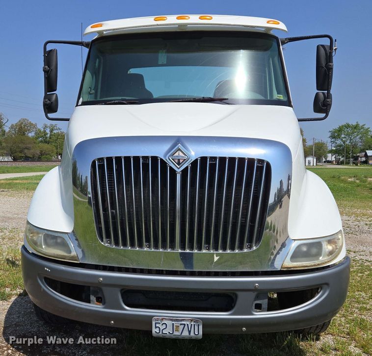 image for item EJ7534 2007 International 8600 semi truck