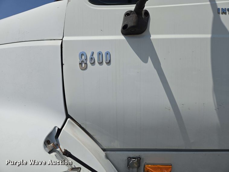 image for item EJ7534 2007 International 8600 semi truck