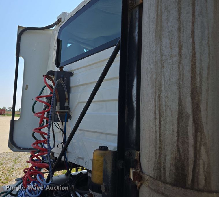 image for item EJ7534 2007 International 8600 semi truck