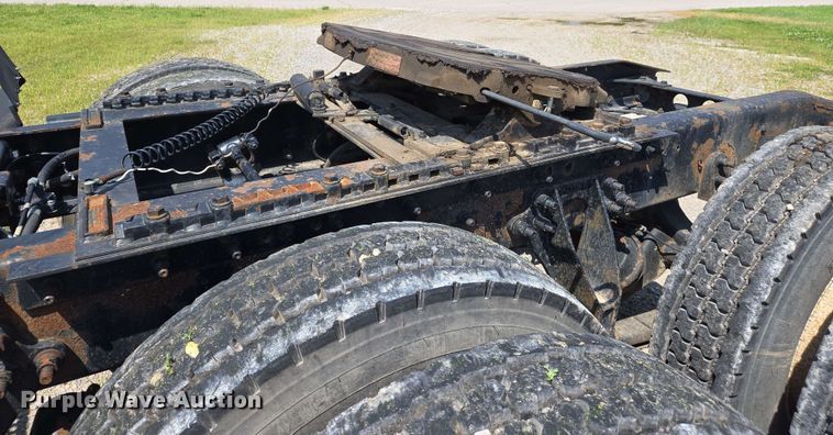 image for item EJ7534 2007 International 8600 semi truck