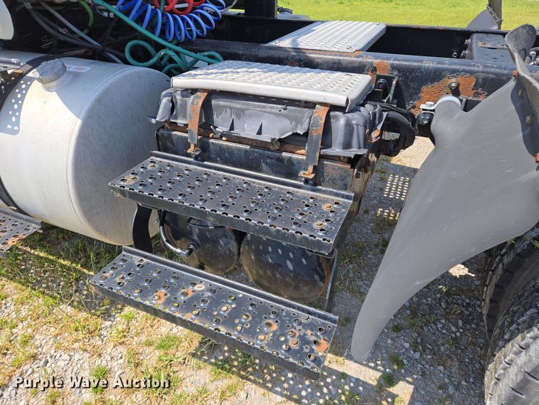 image for item EJ7534 2007 International 8600 semi truck