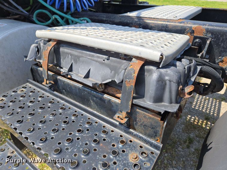 image for item EJ7534 2007 International 8600 semi truck