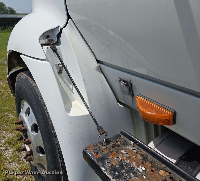 image for item EJ7534 2007 International 8600 semi truck