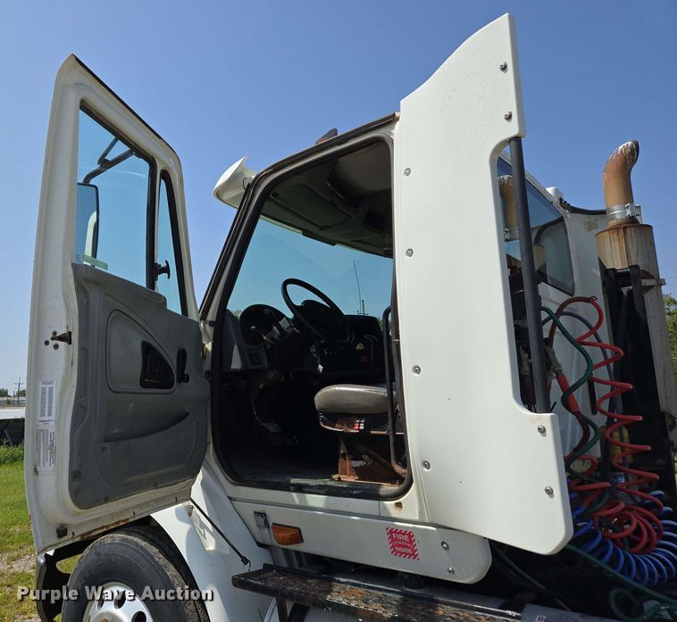 image for item EJ7534 2007 International 8600 semi truck