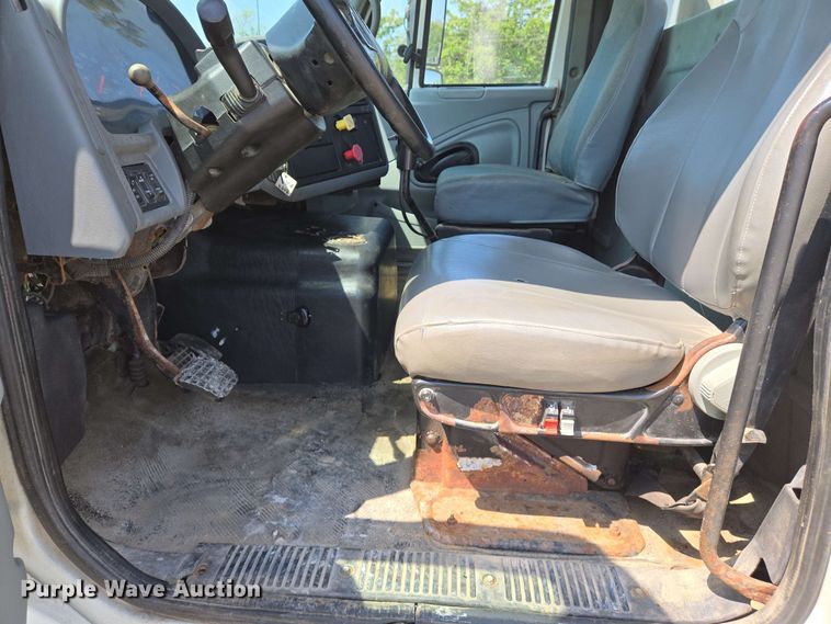 image for item EJ7534 2007 International 8600 semi truck