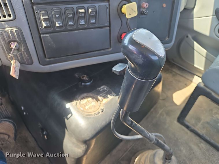 image for item EJ7534 2007 International 8600 semi truck