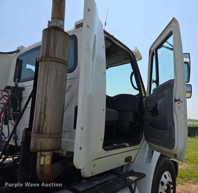 image for item EJ7534 2007 International 8600 semi truck