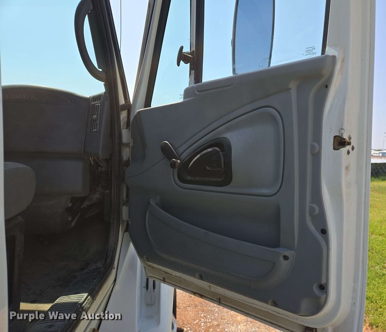 image for item EJ7534 2007 International 8600 semi truck