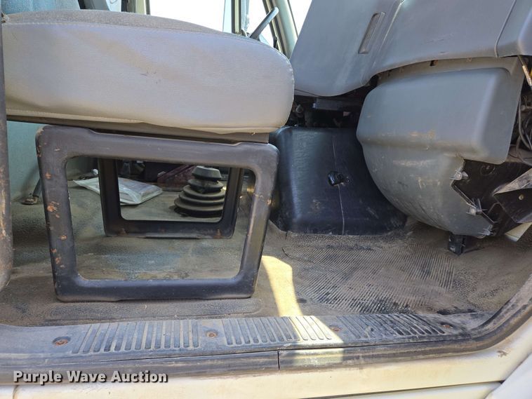 image for item EJ7534 2007 International 8600 semi truck