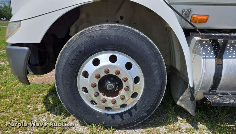 image for item EJ7534 2007 International 8600 semi truck