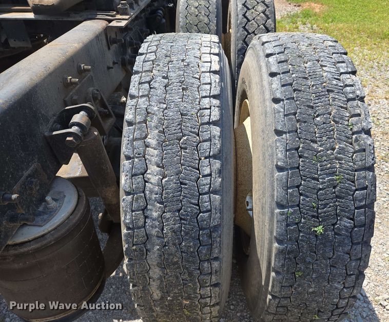 image for item EJ7534 2007 International 8600 semi truck