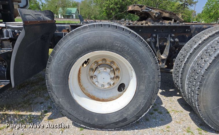 image for item EJ7534 2007 International 8600 semi truck