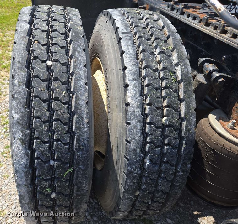 image for item EJ7534 2007 International 8600 semi truck