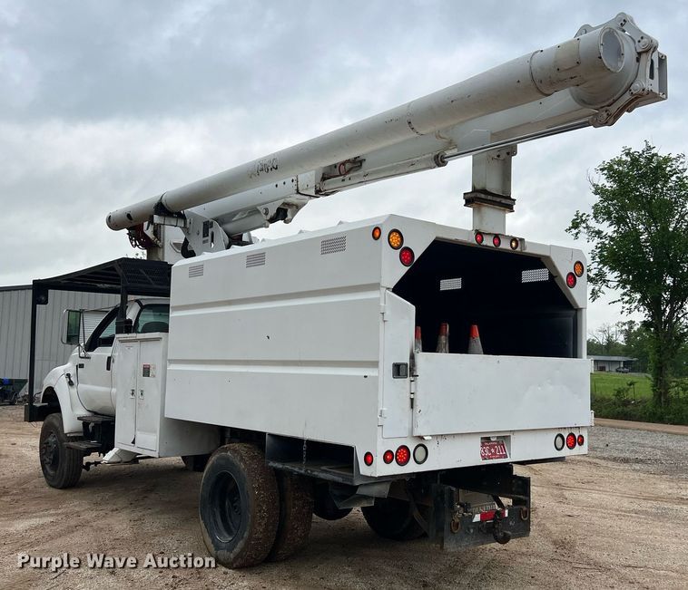 image for item EL2047 2006 Ford F750 forestry bucket truck