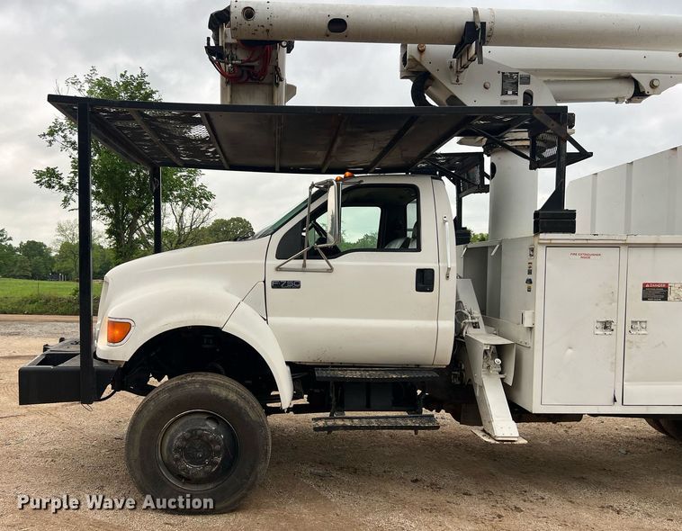 image for item EL2047 2006 Ford F750 forestry bucket truck