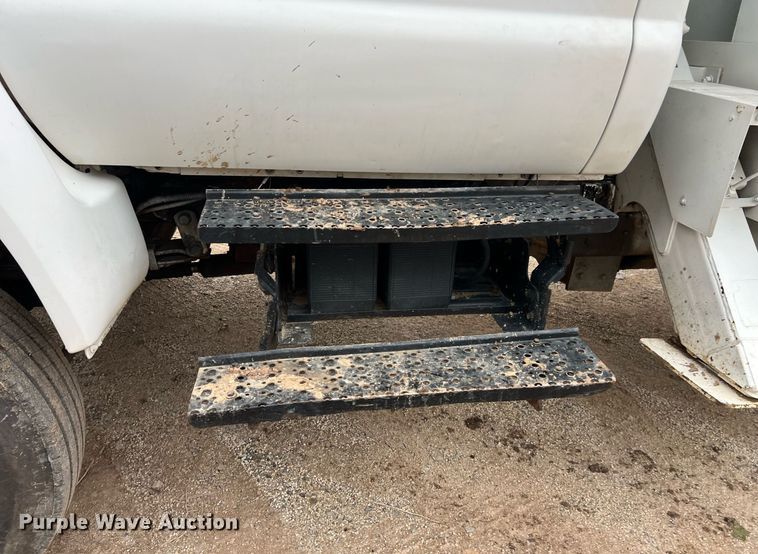 image for item EL2047 2006 Ford F750 forestry bucket truck