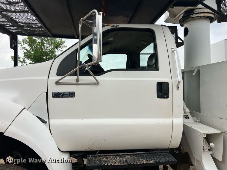 image for item EL2047 2006 Ford F750 forestry bucket truck