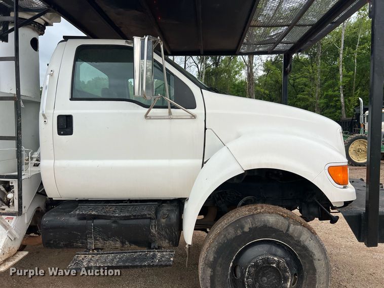 image for item EL2047 2006 Ford F750 forestry bucket truck