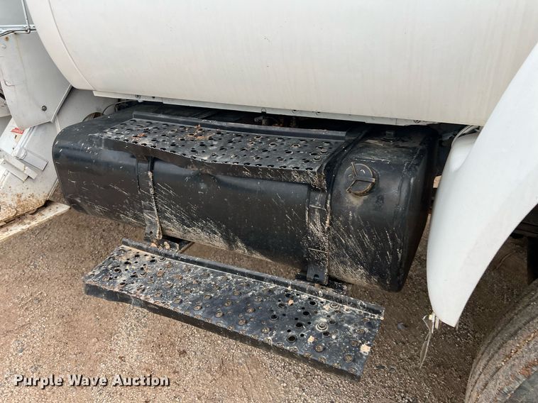 image for item EL2047 2006 Ford F750 forestry bucket truck