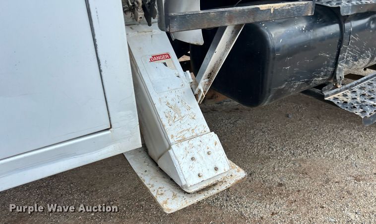 image for item EL2047 2006 Ford F750 forestry bucket truck