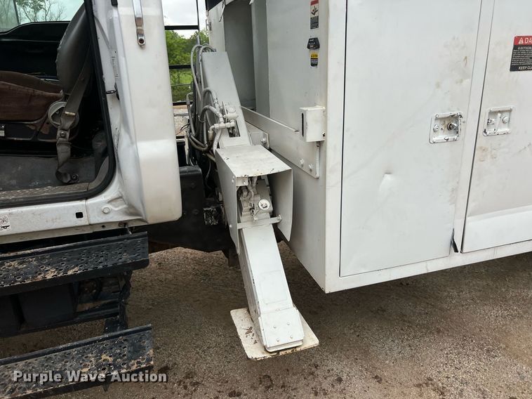 image for item EL2047 2006 Ford F750 forestry bucket truck