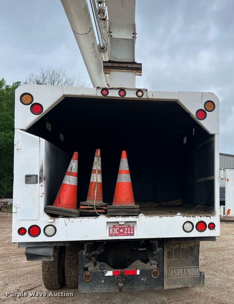 image for item EL2047 2006 Ford F750 forestry bucket truck
