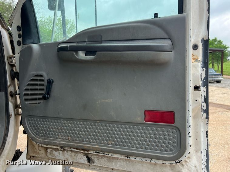 image for item EL2047 2006 Ford F750 forestry bucket truck