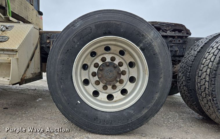 image for item EL2066 2010 International ProStar semi truck