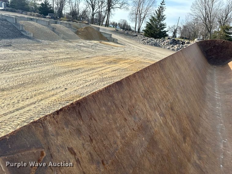 image for item EN3019 2016 Cross Country  200-43 side dump trailer