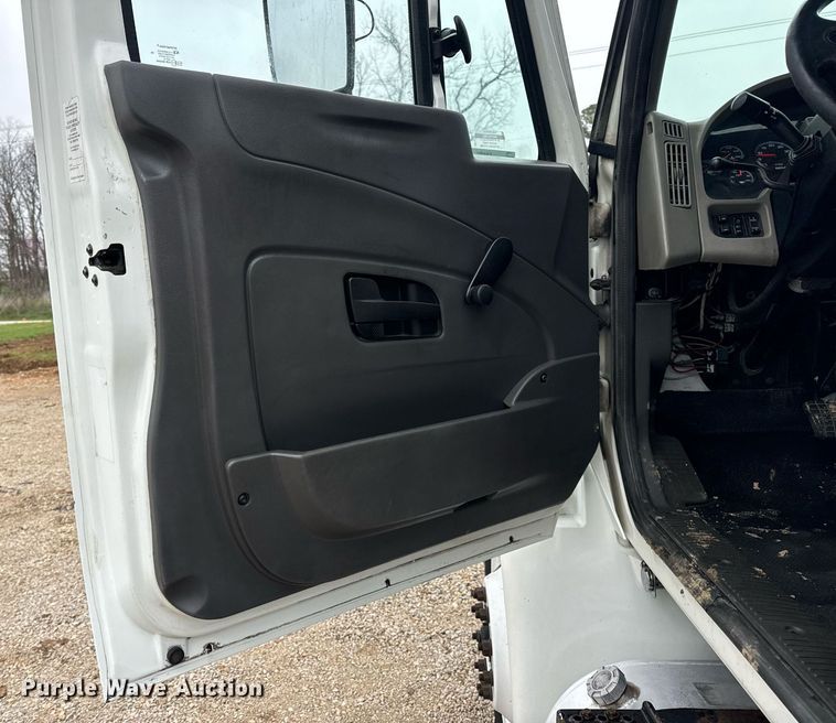 image for item EN4502 2010 International 4300 DuraStar truck cab and chassis