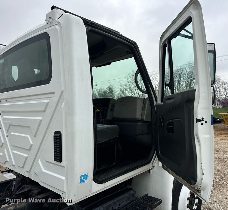 image for item EN4502 2010 International 4300 DuraStar truck cab and chassis