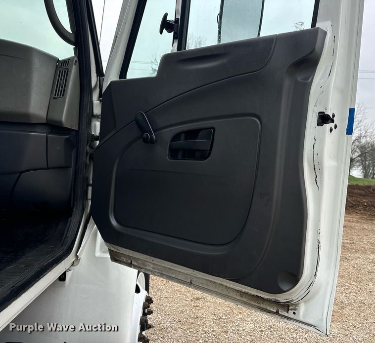 image for item EN4502 2010 International 4300 DuraStar truck cab and chassis
